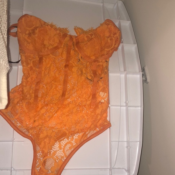 Missguided Lace Bodysuit - Picture 1 of 1